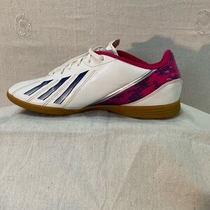 ADIDAS F5 INDOOR SPORTS SHOE—-women’s 8.5 /  White Vivid Berry Blue-D67224